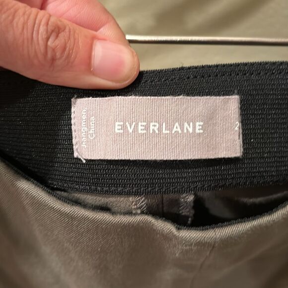 Everlane woman's army green slacks with a side zipper - Picture 7 of 7